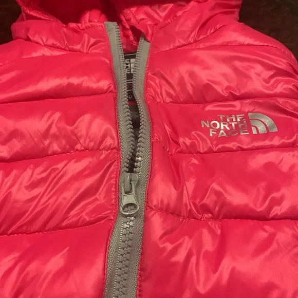 NWOT girls The North Face puffy vest summit series - Picture 6 of 13